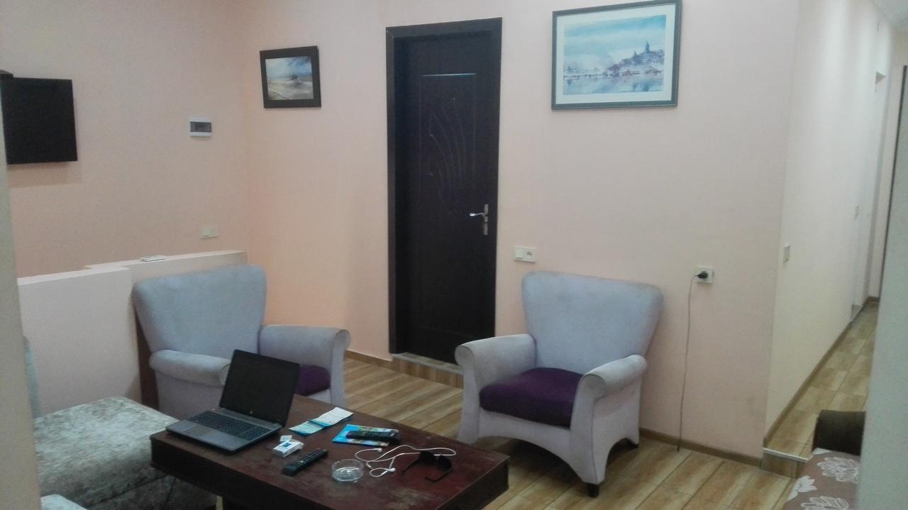 Everyday Cat Hostel Batumi Exterior foto